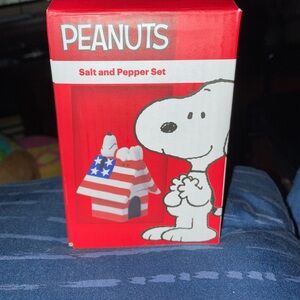 Peanuts salt and pepper shakers